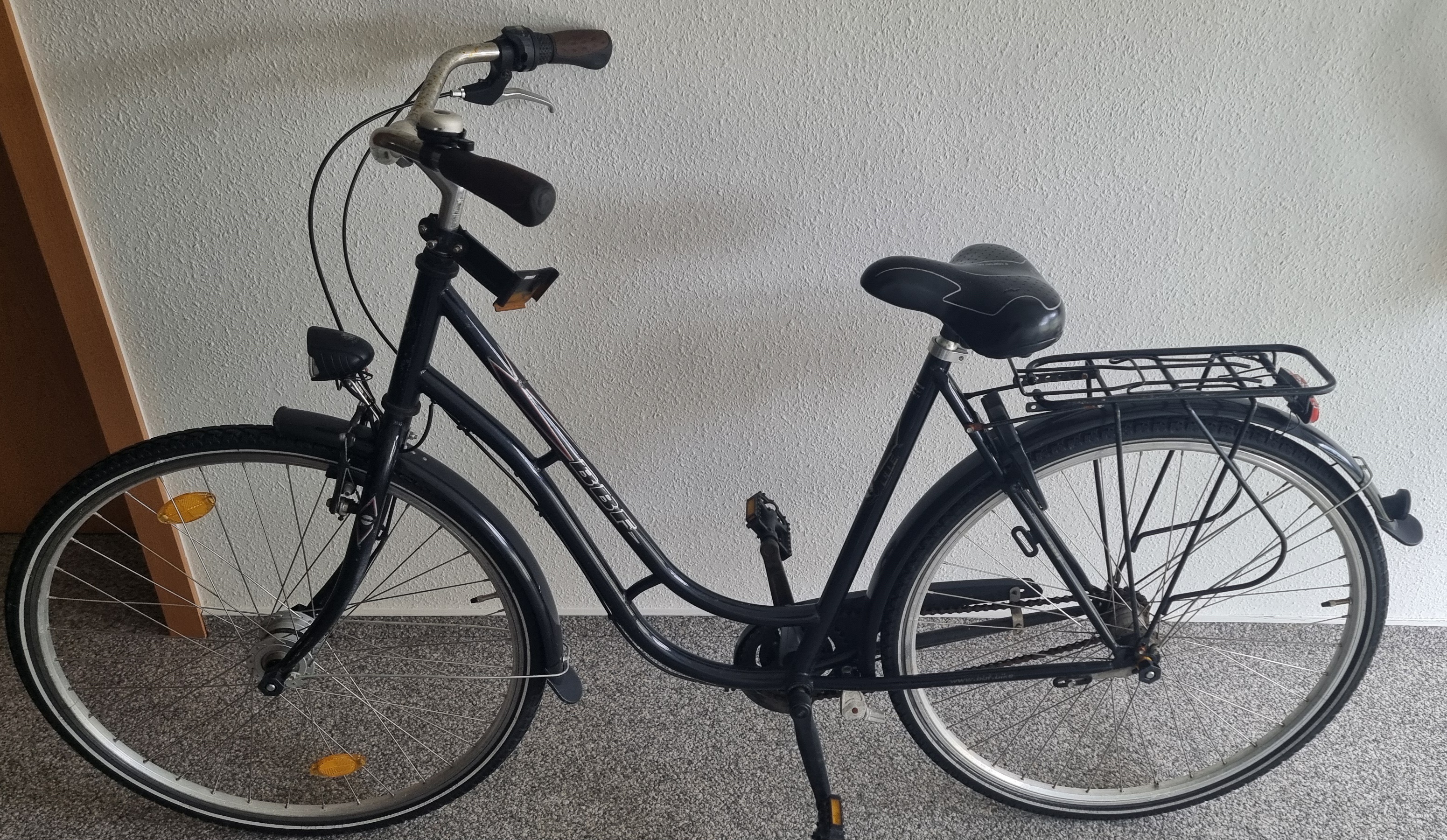 2025-05-26 schwarzes Damenrad mit der Aufschrift BBF