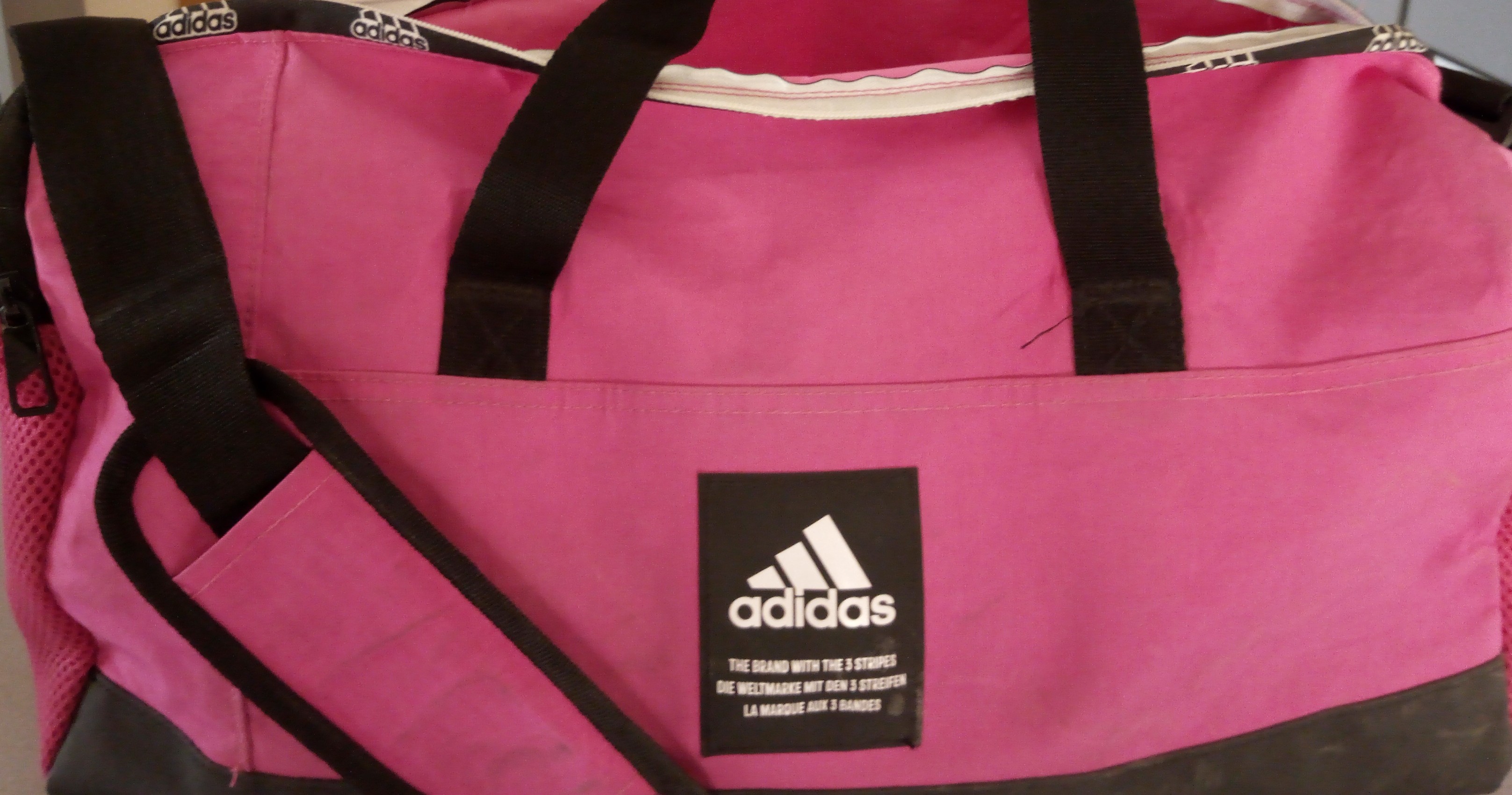 Pinke Sporttasche der Marke Adidas Abbildung einer pinken Sporttasche