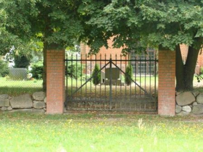 Lüssow, Friedhof an der Kirche