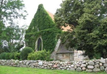 Zarnekow Kirche und Friedhof