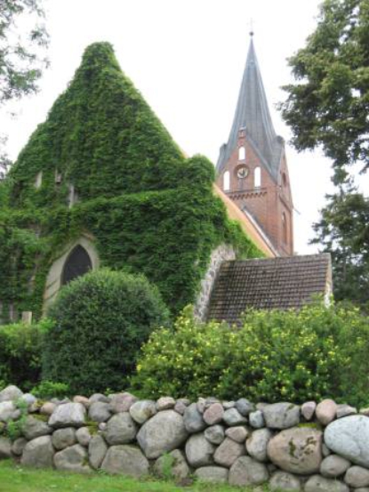 Zarnekow Kirche mit Friedhofsmauer